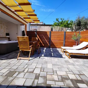 Apartman Tonina - House With Terrace, Jacuzzi, Free Parking, Split