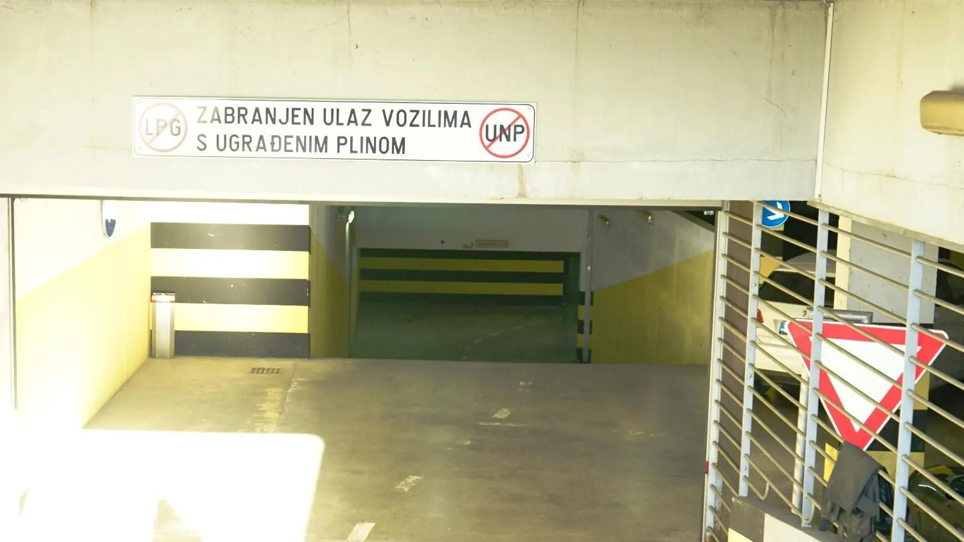 Bura2 , With Private Parking In The Garage Apartment Split