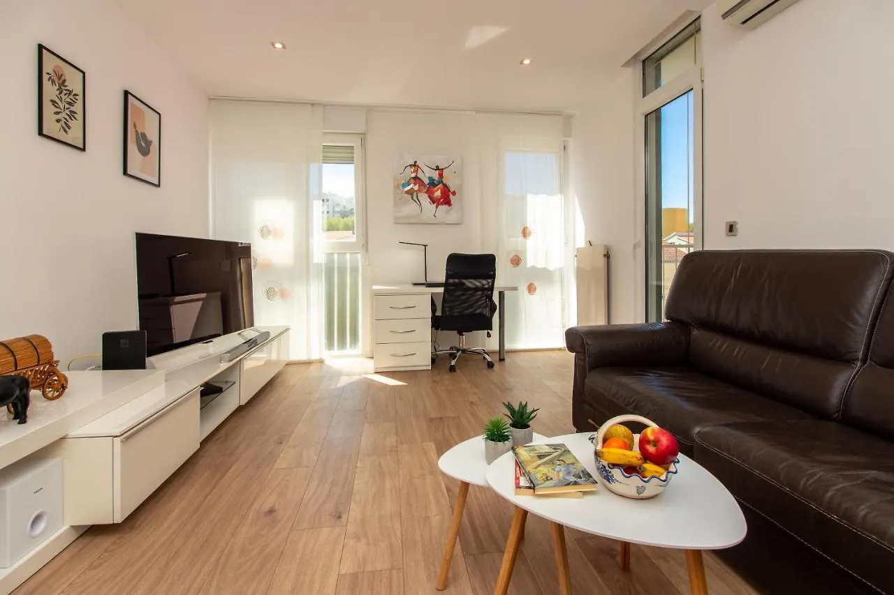 Bura2 , With Private Parking In The Garage Apartment Split