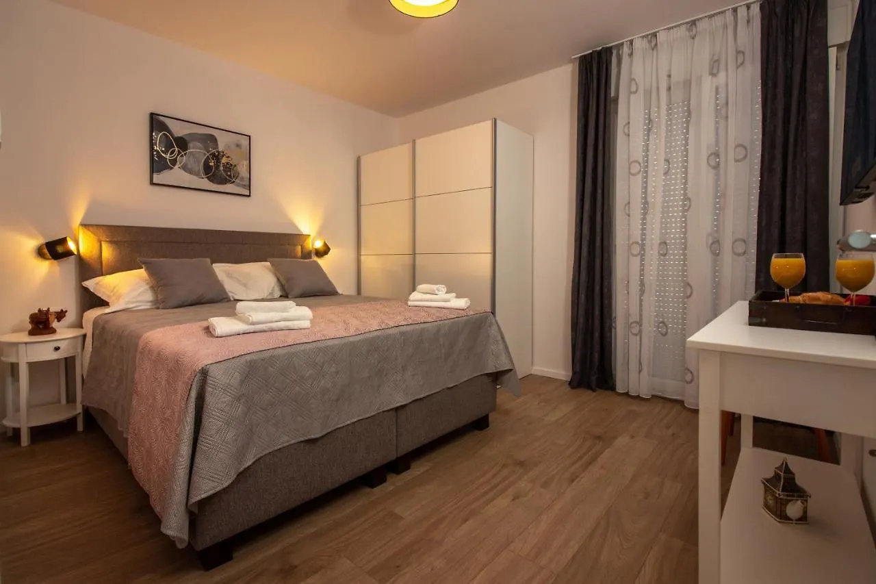 Bura2 , With Private Parking In The Garage Apartment Split