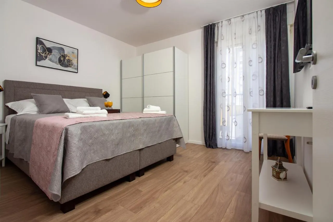 Bura2 , With Private Parking In The Garage Apartment Split