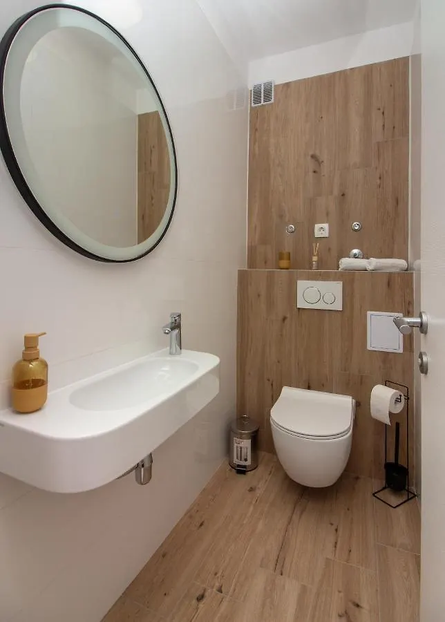 Bura2 , With Private Parking In The Garage Apartment Split