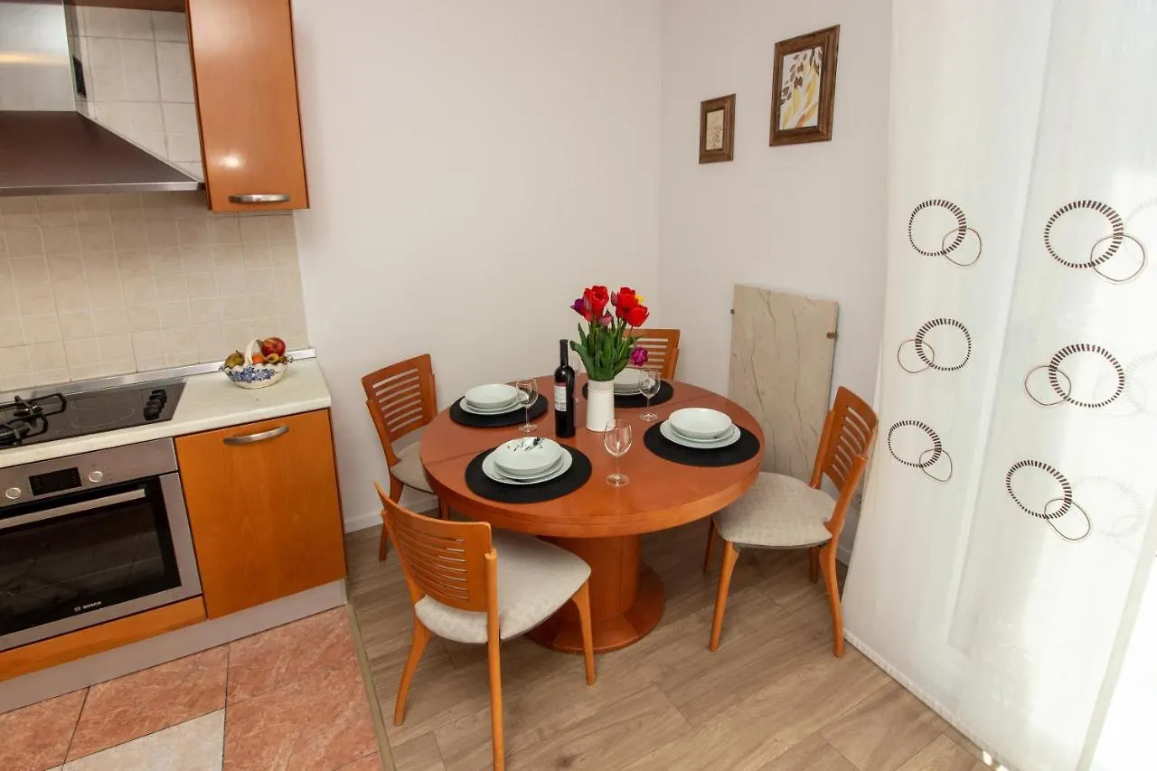 Bura2 , With Private Parking In The Garage Apartment Split