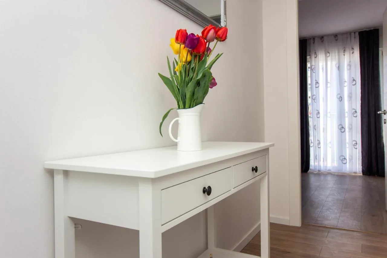 Bura2 , With Private Parking In The Garage Apartment Split