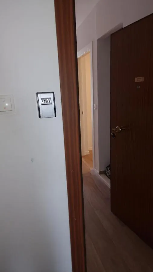 Bura2 , With Private Parking In The Garage Apartment Split